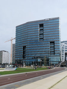 848350 Gezicht op de voorgevel van het World Trade Center Utrecht (Stadsplateau 2-18), vanaf het Jaarbeursplein te Utrecht.